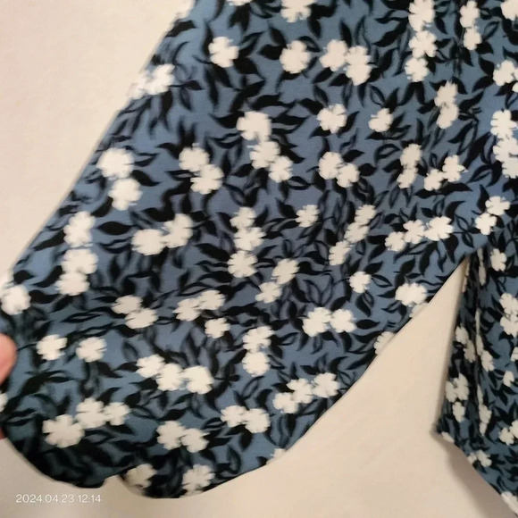 Ann Taylor size Small 3/4 Sleeves Blue Floral Pleated Blouse Top - Picture 3 of 10